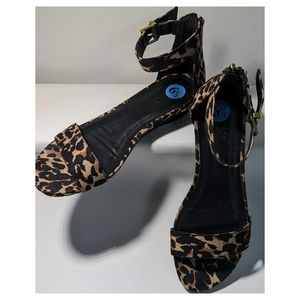 New! Kenneth Cole Sandal